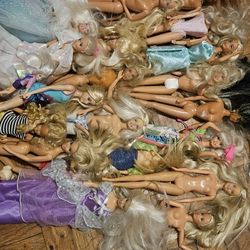  lot barbie dolls. 💥💝