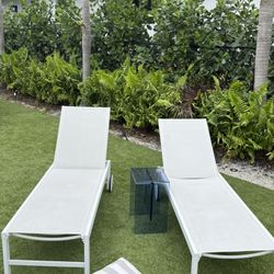 Set of 2 White Pool Chaise Lounges + 2 Acrylic Side Tables