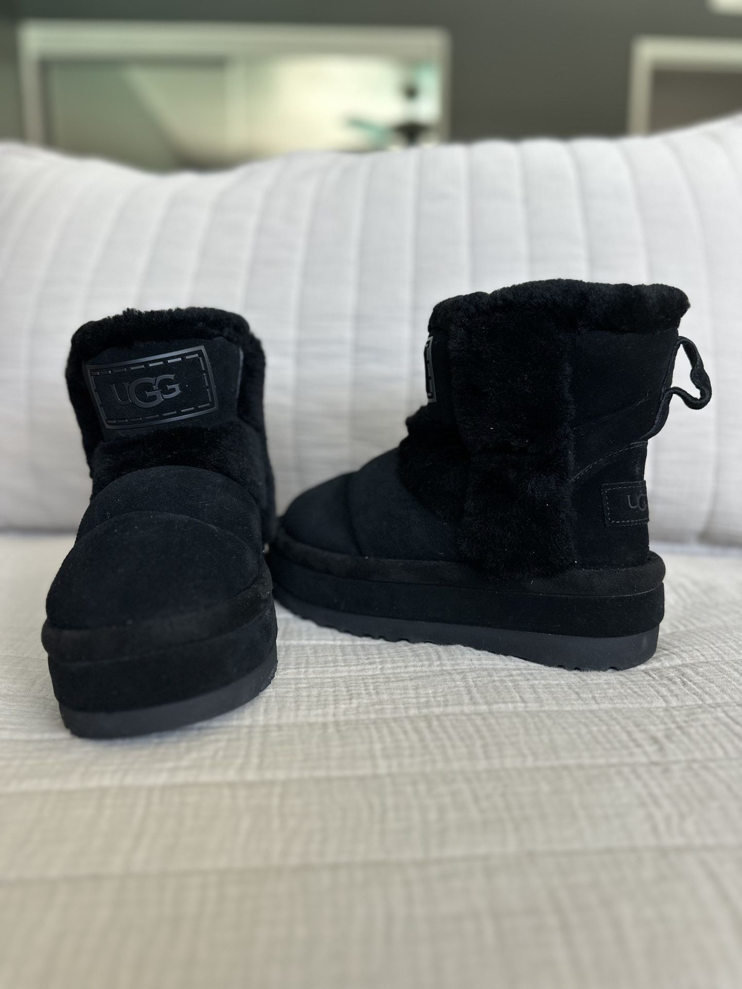 Ugg Classic  Black Chillapeak Women’s Size 6