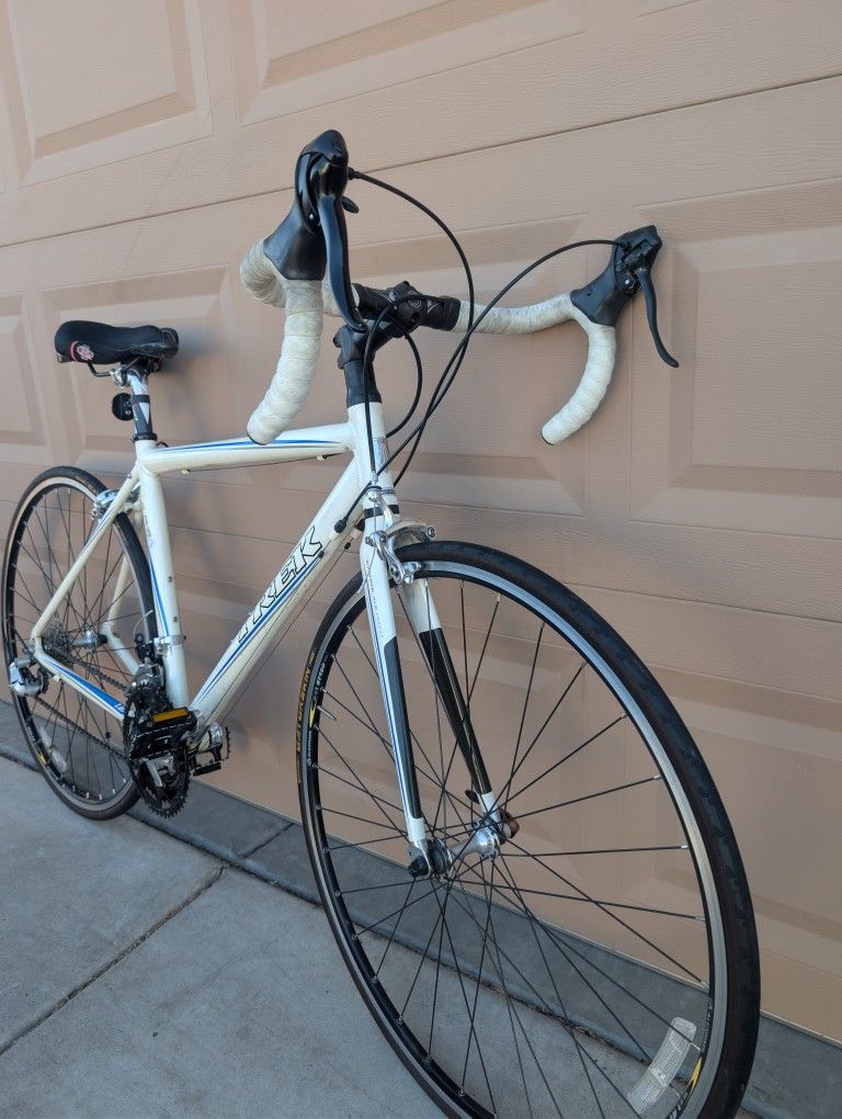 700x23c. TREK UNISEX ROAD RACING BIKE (L/M)19".50CM. ALUMINUM FRESHLY TUNE UP 👌🏼