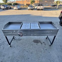 carrito con doble plancha de 20x24 y seis compartimientos para mantener la comida caliente