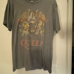 Queen Gray Graphic Short Sleeve Tee with Vintage Crest