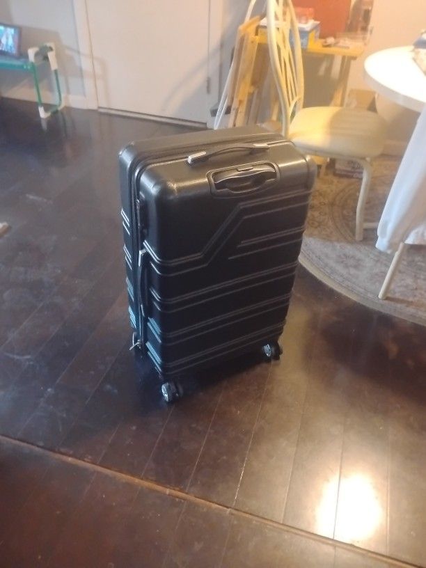 Great Quality Suit Case With Wheels And Lock And Handle
