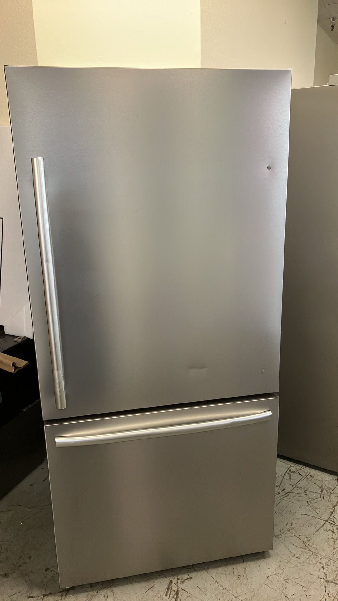 Mora 22.3 Cu.Ft Bottom Freezer Refrigerator with Installed Ice Maker, Retail $1,099.99