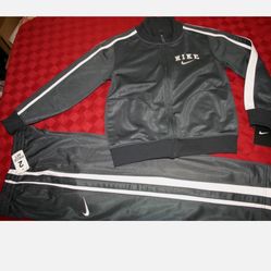 BOYS NIKE ZIP UP JACKET & ATHLETIC PANTS 869211-693 DEEP GRAY & WHITE SIZE 6 NEW
