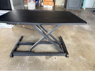 Standing desk with keyboard platform