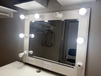 White Hollywood Vanity Mirror with Lights