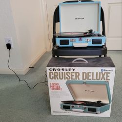 CROSLEY CRUISER DELUXE 3-SPEED PORTABLE TURNTABLE...BLUETOOTH 
