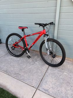 TREK MARLIN 5 MOUNTAIN BIKE 29” Wheels