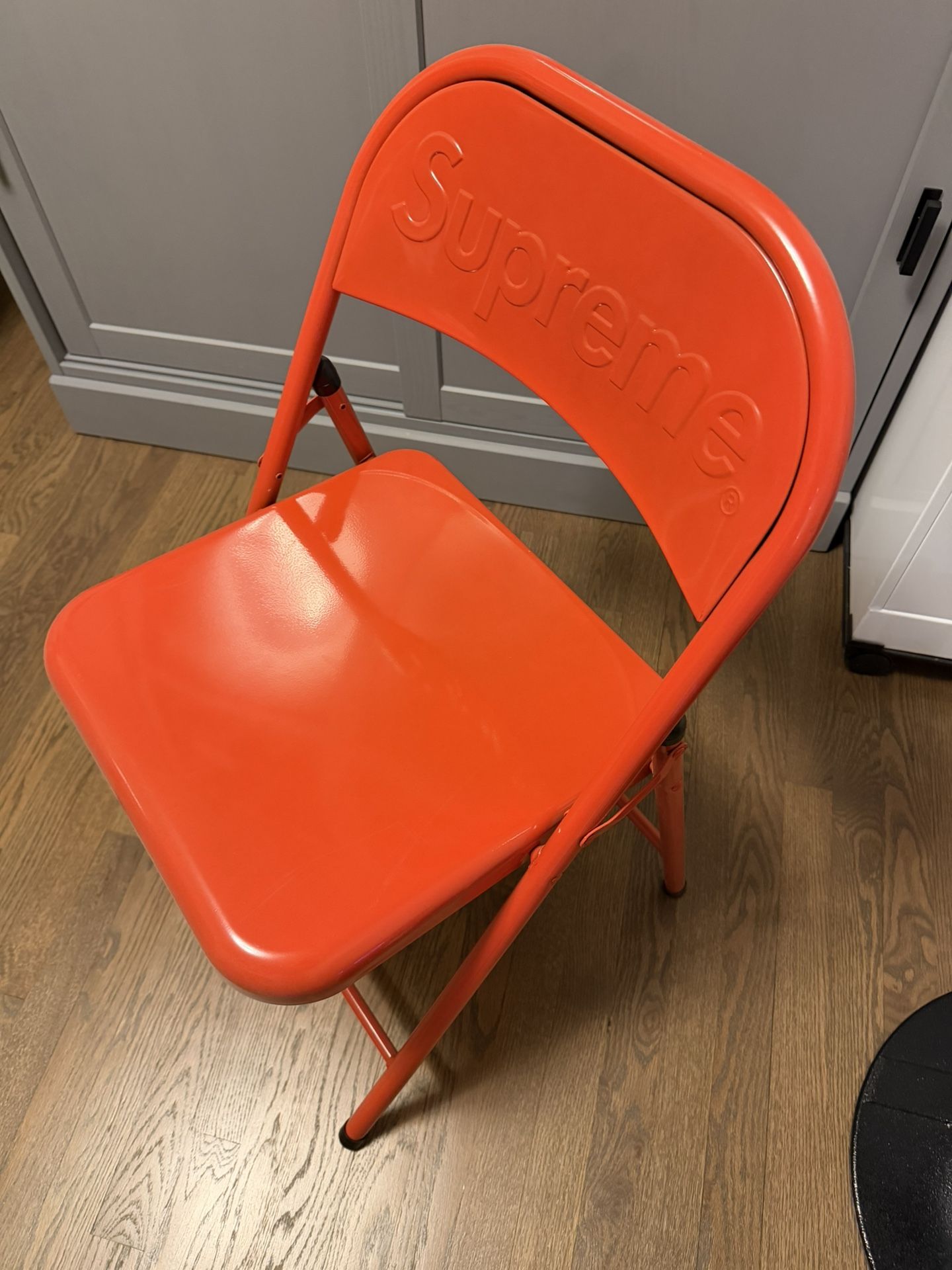 SUPREME METAL FOLDING CHAIR (RED)