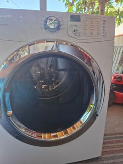Frigidaire,  dryer white color !!