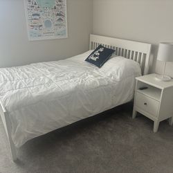 Must sell! Moving! Queen bedroom set