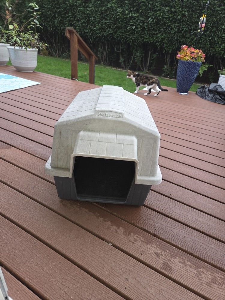 Dog House Medium 