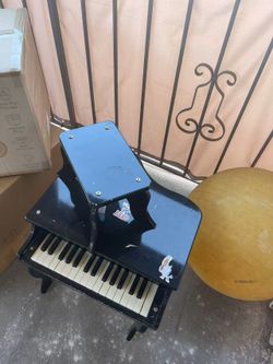 Kids play piano