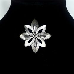 Gorgeous Trifari Star Brooch/Broche