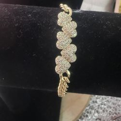 Gold plated with four layers of 14k gold, suitable for daily use, can get wet, very good quality, does not harm the skin, 