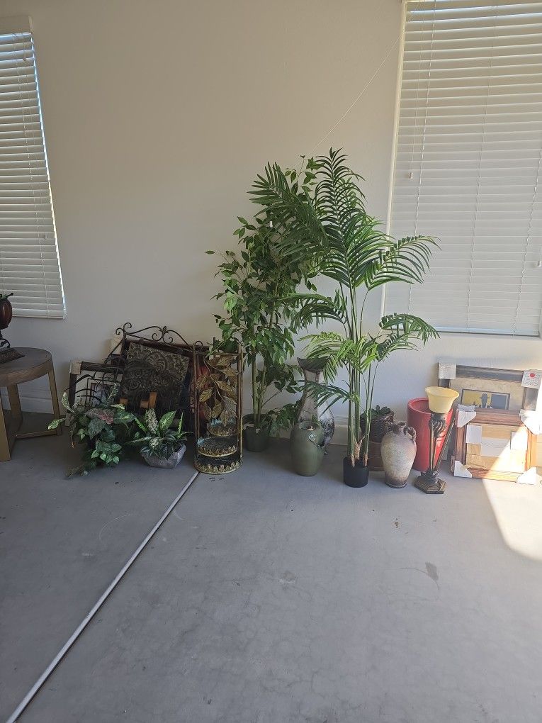 Assorted Houshold Decor Items Perfect For A Vacation Rental