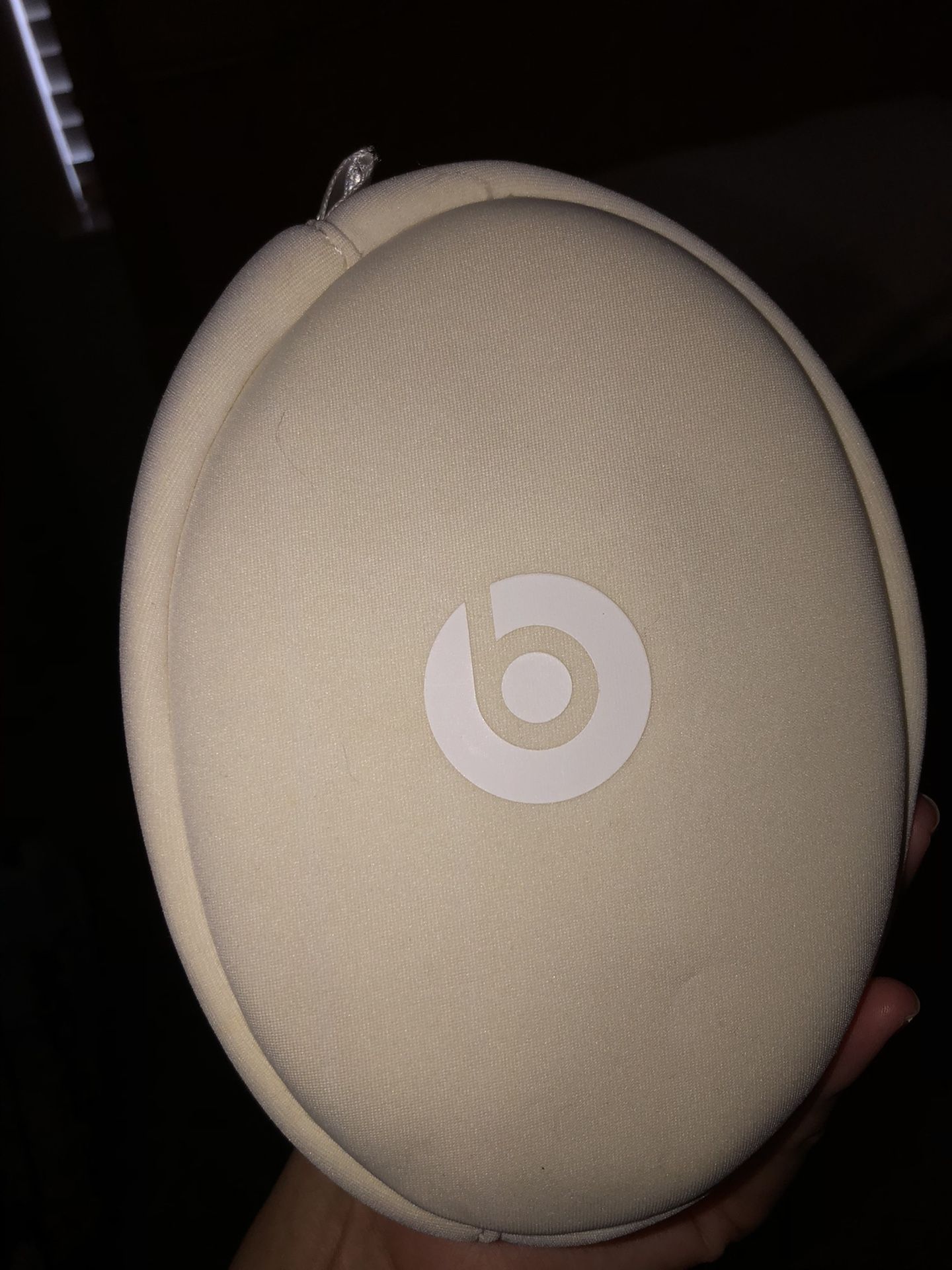 NEW BEATS HEADPHONES WHITE CASE