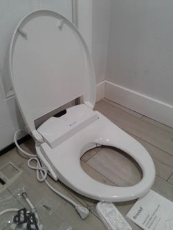 New Brondell Swash 1400 Luxury Bidet Toilet Seat Round Seat