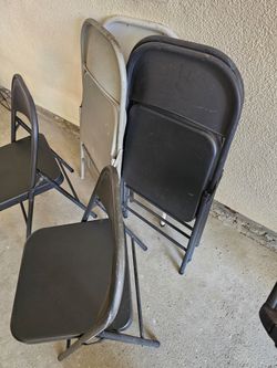 11 CHAIRS FOLDING METAL IN VERY GOOD CONDITION BLACK GREY AND WHITE MIX SALE IT ALL TOGETHER HEAVY DUTY FOR ANY QUESTION TEXT ME PLEASE HABLO PLEASE