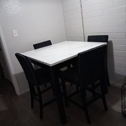 Dinning Room Table And 4 Chairs