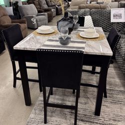 Beautiful 5pc Dining Table 