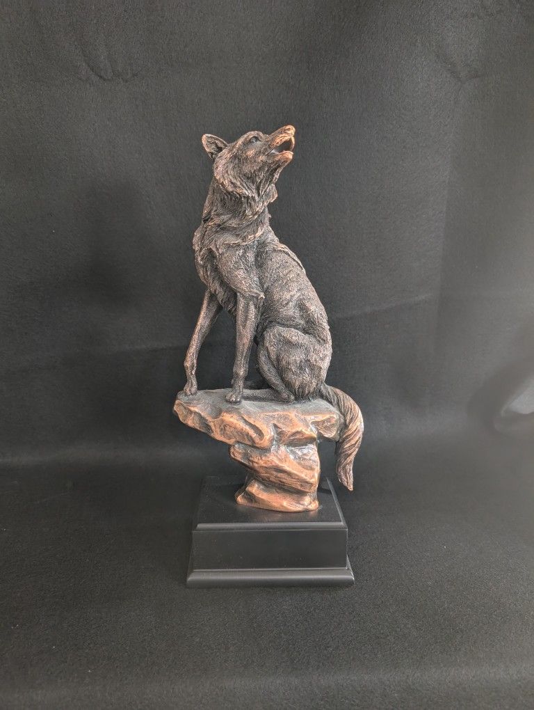 Wolf Sitting on Cliff Rocks Statue.