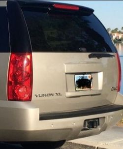 08 gmc yukon xl tail lights and black pillars like new condition