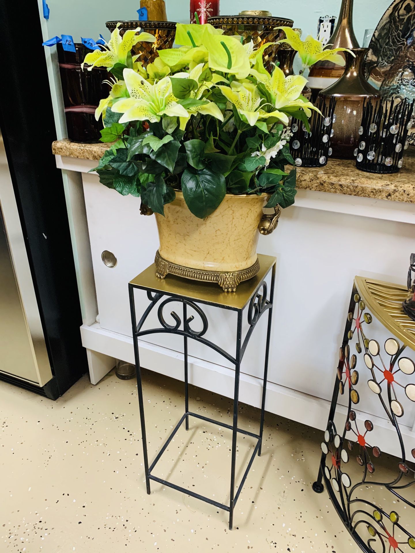 Beautiful flowers arrangement clean like new large ceramics vase smooth and shiny with sturdy solid plant stand everything for $60