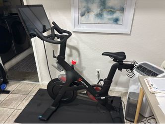 Peloton Bike (Original) – Excellent Condition – Includes Mat – Works Perfectly