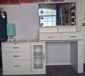 White vanity station