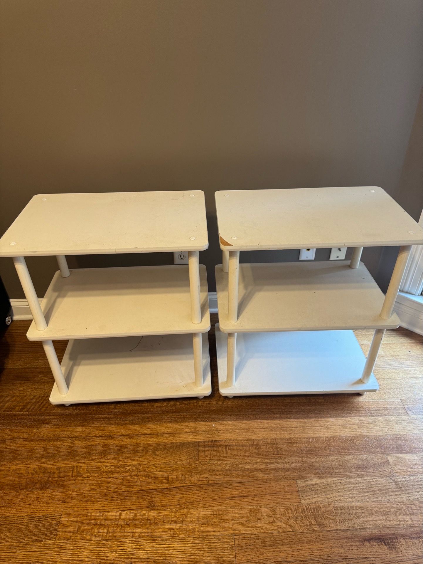 Set of 2 White Shelves / Side Tables