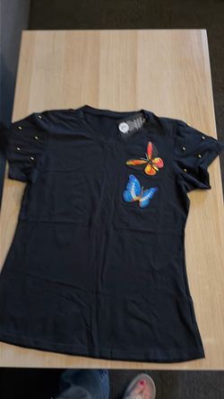 Camisa de niña nueva trae dos mariposas bordada muy bonita