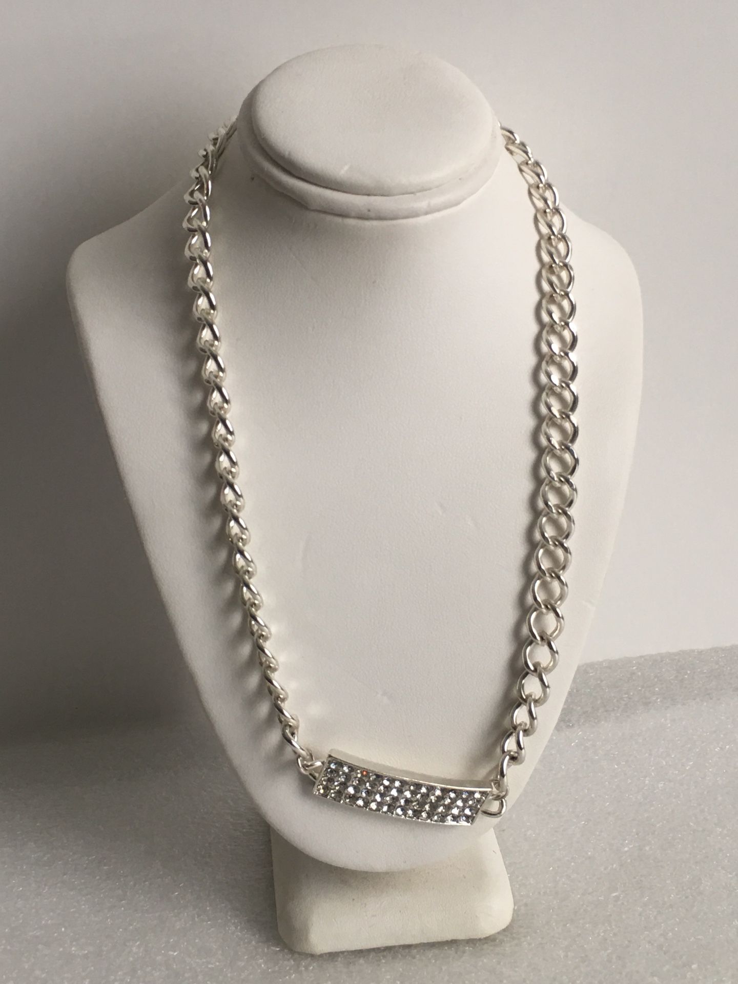 Beautiful ladies Choker Silver Tone Necklace Excellent Condition