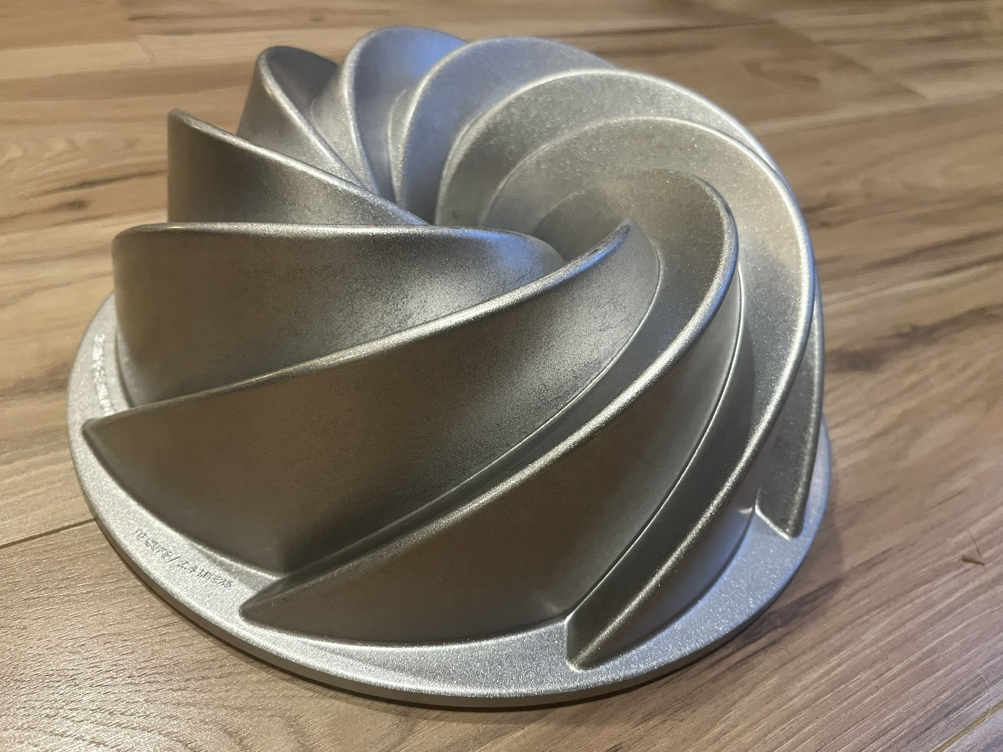 Nordic Ware Heritage Bundt Pan – Swirl Design, Heavy Cast Aluminum