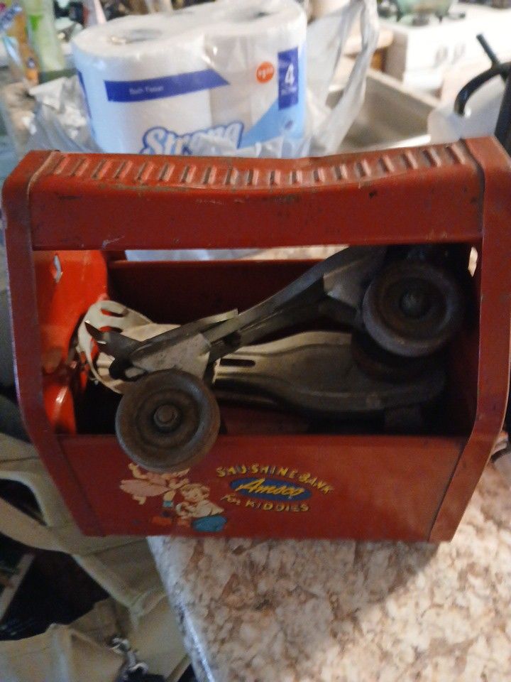 NICE VINTAGE 1940's or 1950'S AMSCO TIN SHU-SHINE BANK for KIDDIES
