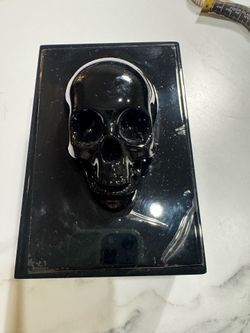 This Kilian Paris Phantom coffret features a glossy black lacquer finish topped with a 3D sculpted skull