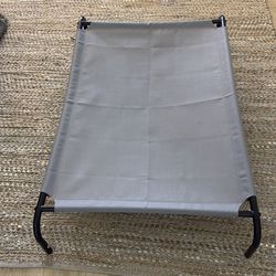 Elevated mesh dog training bed