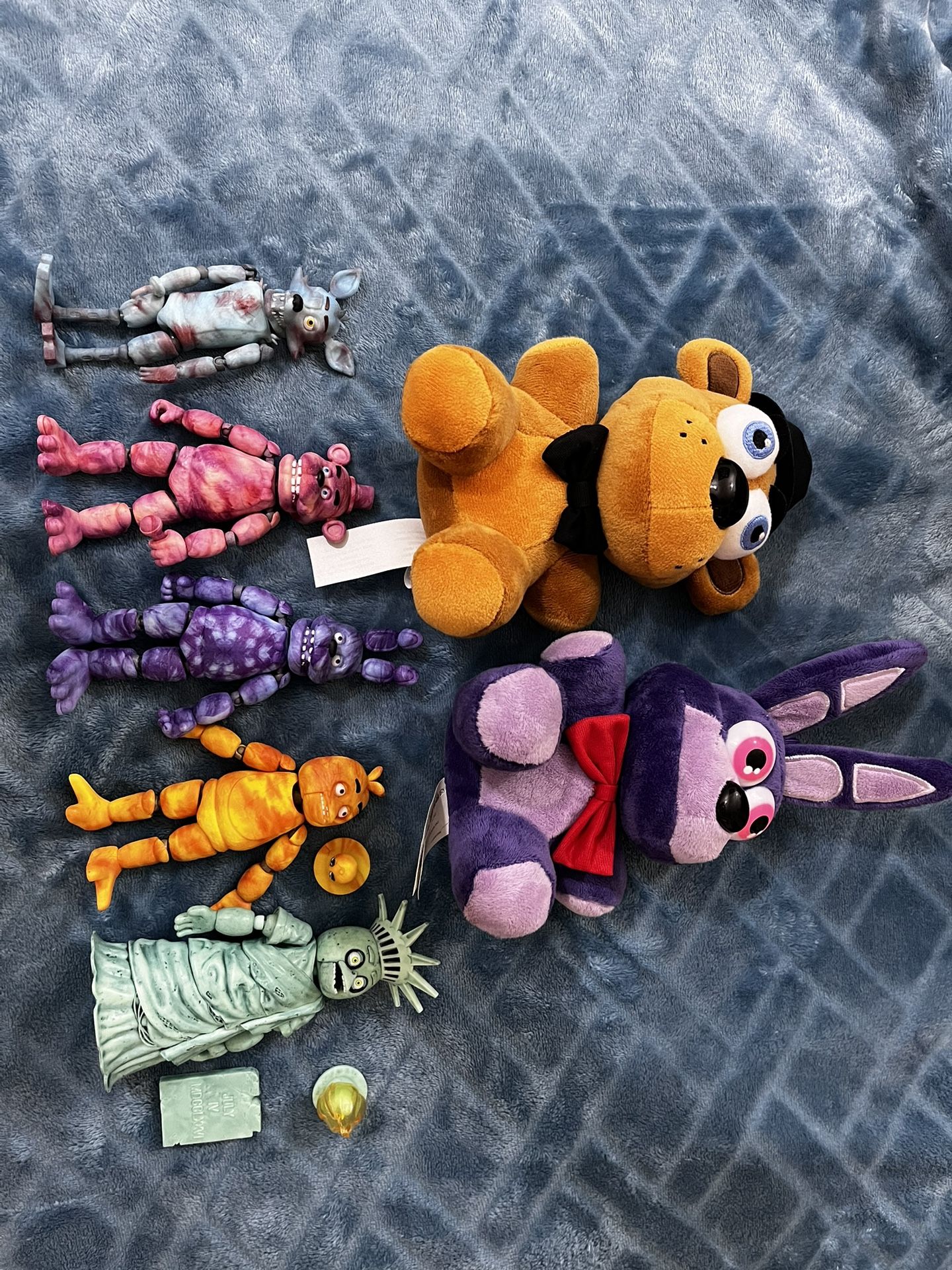 Fnaf set (2 fnaf plushies + 5 fnaf figures)