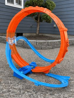 Hot Wheels Motorized Loop Track Set