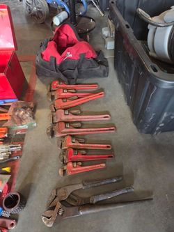Pipe wrenches