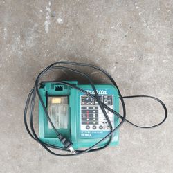 Makita Charger Li - ion 7.2 - 18 V ( Condition Good  )