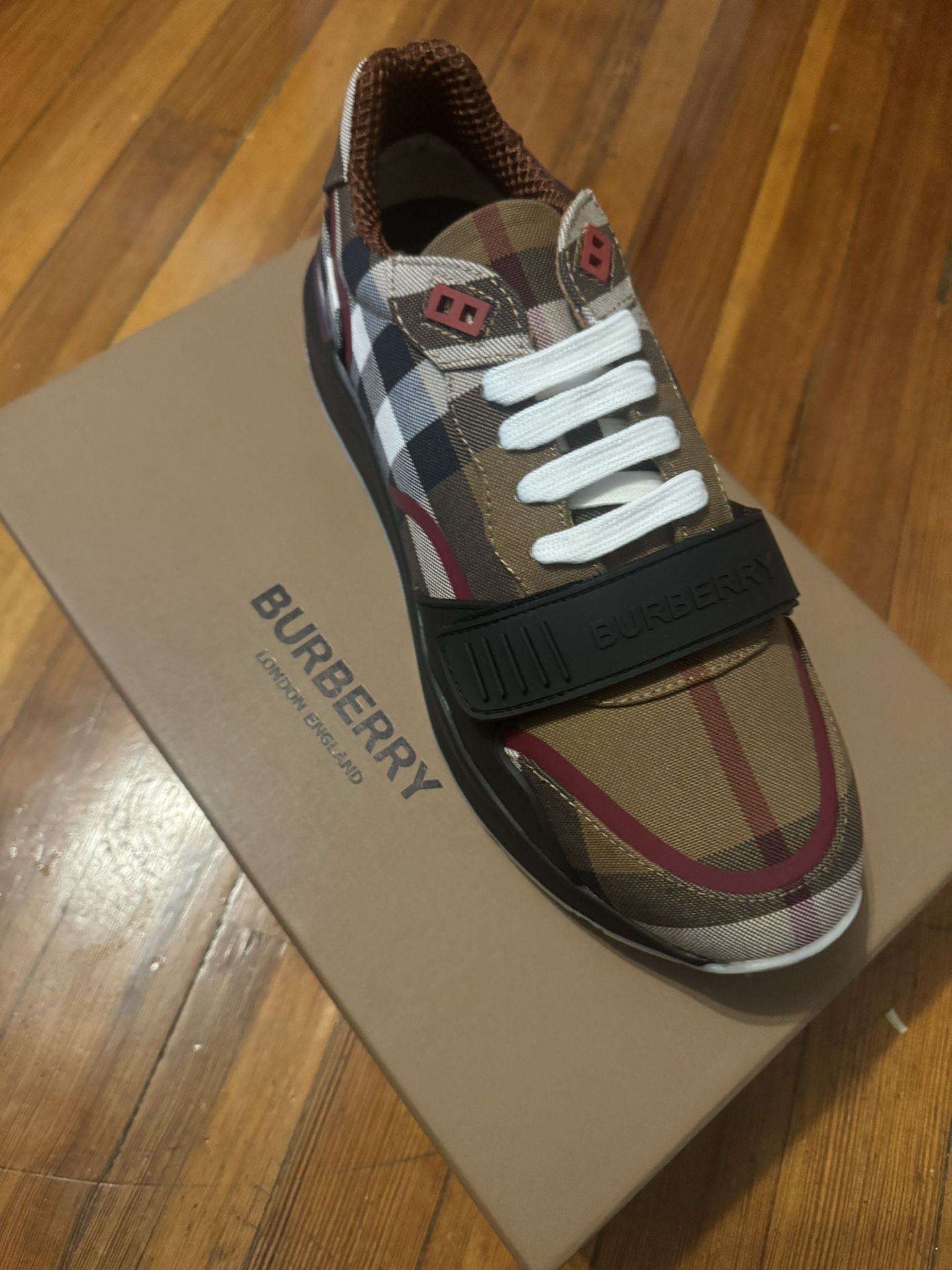 Size 9 Burberry 