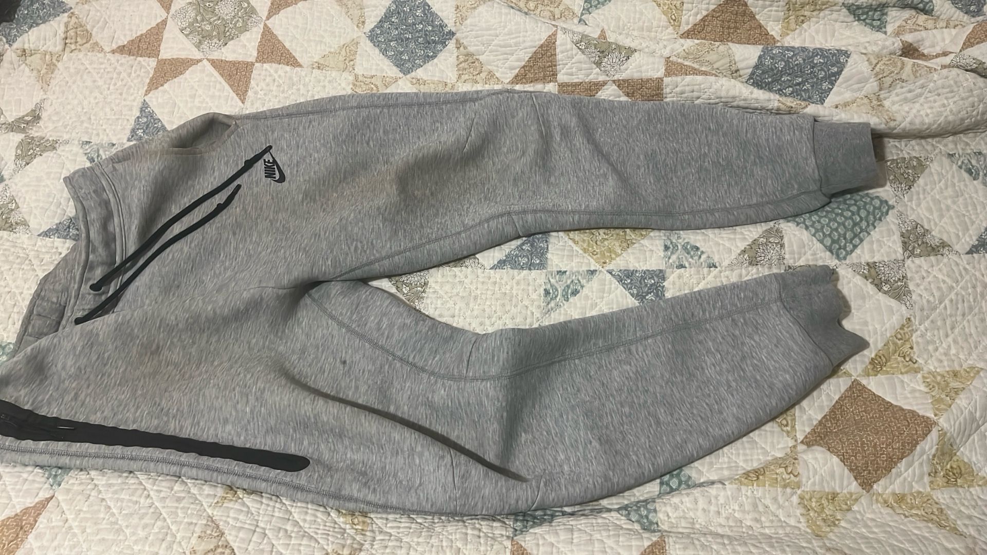 Nike Tech sweatsuit  Size M Flaws Shown 