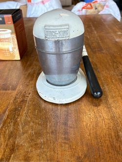 Juice squeezer and cups