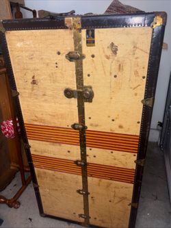 Antique Oshkosh Wardrobe Steamer Trunk – Drawers, Hangers & Garment Rod