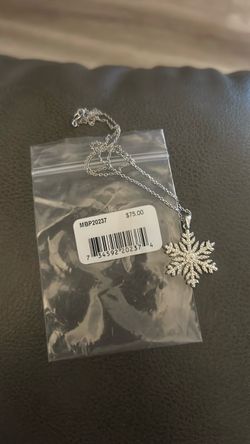 Snowflake pendant necklace