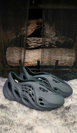 Yeezy Foam RNR "Onyx"
