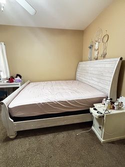 Willowton King Sleigh Bed by Ashley Furniture.