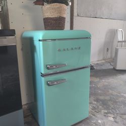 Like New Galanz Retro Green Mini Refrigerator Freezer 3.1 Cu.Ft.